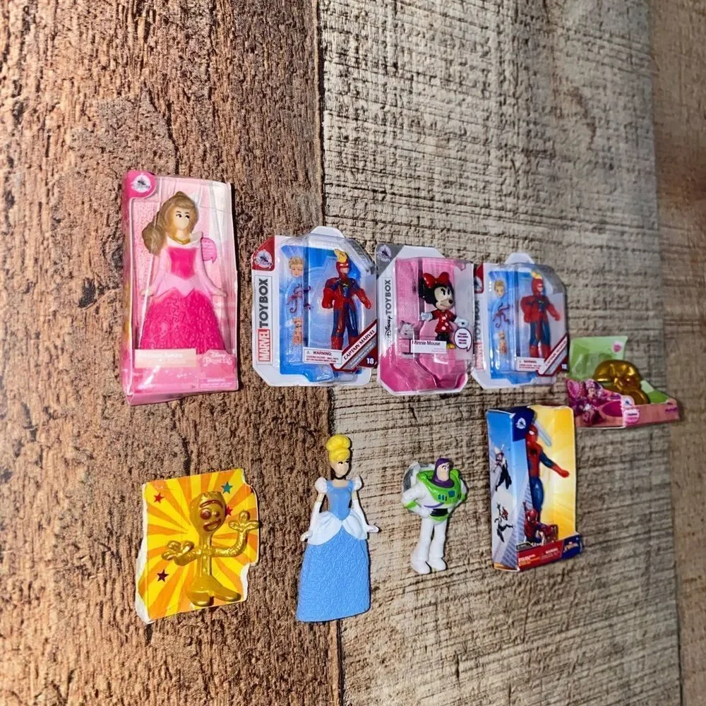 💜 zuru  mini brands lot of 9 figurines.